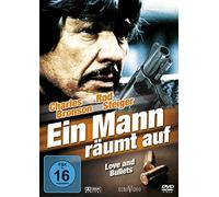 Ein Mann räumt auf