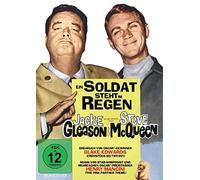 Ein Soldat steht im Regen