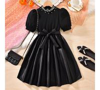 Elegante abito corto a maniche corte nero per ragazze, con scollo impreziosito da perle che aggiunge raffinatezza, maniche a palloncino, stile dolce, cintura in vita che valorizza la vita e silhouette