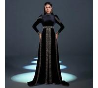 Elegante abito da sera a maniche lunghe con collo alto e cerniera sul retro, silhouette aderente che valorizza la figura con dettagli decorativi in vita e gonna lunga e fluida fino ai piedi, adatto pe