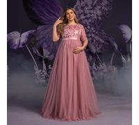 Elegante abito da sera premaman taglie forti in morbido rosa, collo tondo, maniche corte, lunghezza alla caviglia, con applicazioni in paillettes, tessuto in in rete e tulle con intricato motivo flore