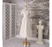 Elegante abito da sposa romantico bianco avorio per cena di matrimonio estiva, con spalle scoperte e maniche a farfalla, tessuto strutturato tagliato al laser, vita stretta e gonna fluida da damigella