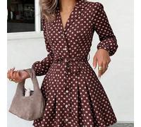 Elegante abito lungo a maniche lunghe di colore caffè con una romantica stampa floreale su tutto il capo, caratterizzato da una cintura con fiocco, bottoni frontali e un design elegante adatto per l'a