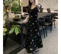 Elegante abito nero con scollo quadrato e volant perfetto per le vacanze