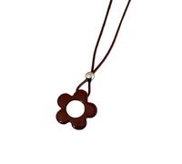 Elegante collana con ciondolo a forma di fiore traforato, con cordoncino in pelle per un look unico e senza sforzo