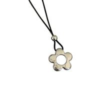 Elegante collana con ciondolo a forma di fiore traforato, con cordoncino in pelle per un look unico e senza sforzo