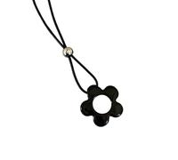 Elegante collana con ciondolo a forma di fiore traforato, con cordoncino in pelle per un look unico e senza sforzo