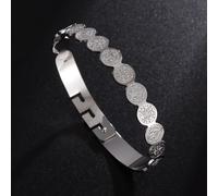 Elegante e classico bracciale San Benedetto in acciaio inossidabile, caratterizzato da un design con medaglia a croce in rilievo, chiusura aperta regolabile e un amuleto rotondo di Gesù, adatto sia