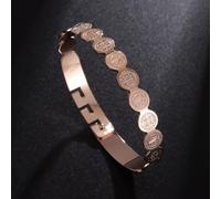 Elegante e classico bracciale San Benedetto in acciaio inossidabile, caratterizzato da un design con medaglia a croce in rilievo, chiusura aperta regolabile e un amuleto rotondo di Gesù, adatto sia