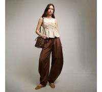 Elegante e comodo questo top canotta beige con arricciature a volant, un must-have per look eleganti e semplici per il ritorno a scuola. Ottimo per stratificare sotto cardigan o blazer per uno stile c