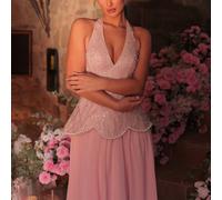 Elegante, glamour e di stile, questo abito in chiffon rosa con ricami e paillettes presenta decorazioni in perle e catene di perle, un collo a barchetta, scollo a V, un design 2 in 1 e una gonna lunga
