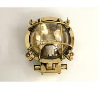 Elegante lampada da ponte a parete in ottone per un ambiente esterno di lusso