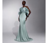 Elegante, romantico, alla moda abito da sera in raso blu cielo a sirena, abito aderente con spalle scoperte e volant drammatici, lunghezza fino a terra con strascico, elegante abito da ballo formale, 