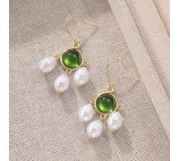 Eleganti e retrò orecchini , che creano uno stile retrò. raggiunge un tra eleganza e , rendendoli ideali per il tè pomeridiano o gli appuntamenti al .