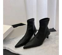 Eleganti stivali autunnali sopra il ginocchio con punta affilata e comodi tacchi a gattino dal design sottile Eleganti stivali autunnali sopra il ginocchio con punta affilata e comodi tacchi a gattino