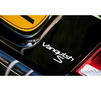 Emblema Posteriore 'S' Aston Martin Newport Pagnell Vanquish S - Cromo