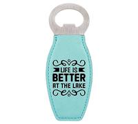 Enthoozies Apribottiglie magnetico con incisione laser "Life is Better at the Lake", 4,5 cm, V2 x 4,75 pollici V2