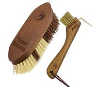 Equimour set per zoccoli personalizzato - nettapiedi e spazzola, incisi | Uncino in metallo e setole per parete e fettone - scritta o iniziali su entrambi, idea regalo per amazzoni e cavalieri