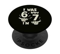 ero 6 Ora sono 7 Divertente 67 Meme del 7 ° compleanno con il gesto della mano PopSockets PopGrip Adesivo