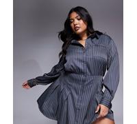 Esclusiva In The Style Plus x Natalya Wright - Vestito camicia corto a pieghe sartoriale antracite gessato-Grigio 50