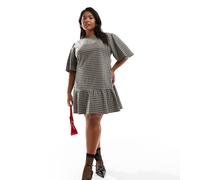 Esclusiva Renee Studio Plus x Holly Wynne - Vestito corto marrone a quadri con fondo allungato e maniche a sbuffo 50