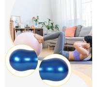 Esercizio di coordinazione Pilates con pompa per sedia da con palla di arachidi