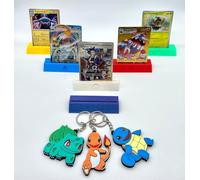 Espositore carte Pokémon TCG - Confezione da 6 supporti TCG compatibili con custodie e toploader + 3 portachiavi Pokémons iniziali - Accessori per carte collezionabili e regalo per fan