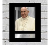 Espositore con foto di Papa Francesco