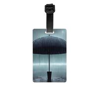 Etichetta per bagagli con ombrello nero in The Rain. Realizzato in PVC con una cinghia staccabile, perfetta per viaggi leggeri e una targhetta identificativa da viaggio.