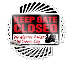 Etichette grafiche con nome personalizzato laminato per auto, con scritta "Keep Gate Closed No Matter What The Goose Say/Whisky Signs for Home Bar (8 x 12 cm, 10 pezzi)