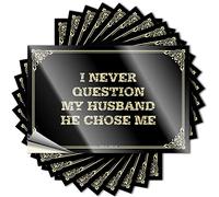 Etichette "I Never Question My Husband He Chose Me", decorazione per bar in vinile resistente, decorazione divertente per la stanza, cartelli per la casa e la decorazione del bar (12 x 18 cm, 6 pezzi)