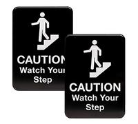 Excello Global Products Caution Watch Your Step Sign: for Business Restaurants Office Indoor Outdoor Use Easy to Mount Informative Plastic Sign con simboli 12,7 x 17,8 cm, confezione da 2 (Nero)