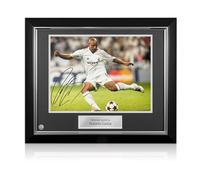 Exclusive Memorabilia Foto del Real Madrid autografata da Roberto Carlos. Cornice Deluxe