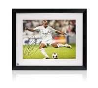 Exclusive Memorabilia Foto del Real Madrid autografata da Roberto Carlos. Incorniciata