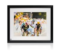 Exclusive Memorabilia Foto di Ciclismo autografata da Tadej Pogacar: Vittoria di tappa. Incorniciata