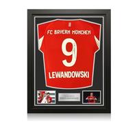 Exclusive Memorabilia Maglia del Bayern Monaco autografata da Robert Lewandowski. Incorniciata.