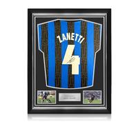 Exclusive Memorabilia Maglia dell'Inter autografata da Javier Zanetti. Montatura di Alta qualità.