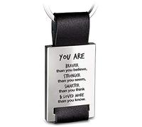 FABACH Portachiavi in pelle con incisione - Ciondolo portafortuna auto inciso - motivazione per la persona preferita - You are braver, stronger, smarter & loved more than you know, Nero , taglia