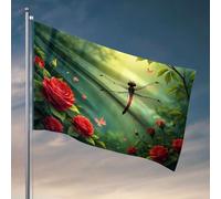 Fantastica decorazione per la stanza dei ragazzi, una libellula si appollaia con grazia tra vivaci rose rosse in un giardino lussureggiante e illuminato dal sole. Bandiera Happy Camper Regali per