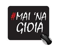 Fashion Graphic Tappetino Mouse “Mai 'na Gioia” 18x22 cm Antiscivolo | Mouse Pad Ironico per Ufficio e Scrivania PC, Accessori Scrivania per Tastiera, Gaming, Gadget (Nero stampa Bianca)