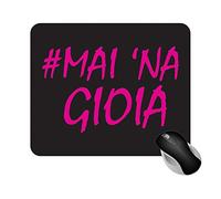 Fashion Graphic Tappetino Mouse “Mai 'na Gioia” 18x22 cm Antiscivolo | Mouse Pad Ironico per Ufficio e Scrivania PC, Accessori Scrivania per Tastiera, Gaming, Gadget (Nero stampa fucsia)
