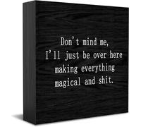 Feehiget Cartello decorativo in legno con scritta "Don'T Mind Me, I'Ll Just Be Over Here Making Everything Magical And Wooden Box Sign Decorative Office Home Office Decor Sign for Shelf 12,7 x 12,7 cm