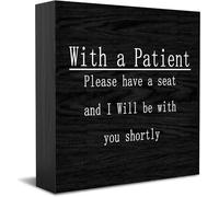 Feehiget Cartello decorativo in legno con scritta "With A Patient Please Have A Seat And I Will Be With You Shortly", per ufficio, casa, ufficio, decorazione, per mensole, 12,7 x 12,7 cm