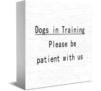 Feehiget Targa classica in legno con scritta "Dogs In Training Please Be Patient With Us", 12,7 x 12,7 cm