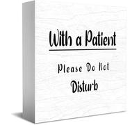 Feehiget Targa classica in legno con scritta in lingua inglese "With A Patient Please Do Not Disturb". Decorazione: 12,7 x 12,7