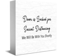 Feehiget Targa in legno con scritta "Door Is Locked For Social Distancing We Will Be With You Shortly", decorazione da scrivania per casa e ufficio, decorazione per mensole da tavolo, 12,7 x 12,7 cm
