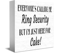 Feehiget Targa in legno con scritta "Everyone's Calling Me Ring Security But I'm Just Here For Cake Home Office Decor, 12,7 x 12,7 cm
