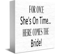 Feehiget Targa in legno con scritta "For Once She's On Time...Here Comes The Bride!" Home Office Decor 12,7 x 12,7 cm