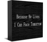 Feehiget Targa in legno con scritta in inglese "Because He Lives I Can Face Tomorrow", decorazione da scrivania per casa e ufficio, decorazione per mensole da tavolo, 12,7 x 12,7 cm