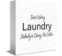 Feehiget Targa in legno con scritta in inglese "Don'T Worry Laundry Nobody Is Doing Me Eith", cartello decorativo da scrivania, rustico, decorazione da parete, regalo di laurea, 12,7 x 12,7 cm